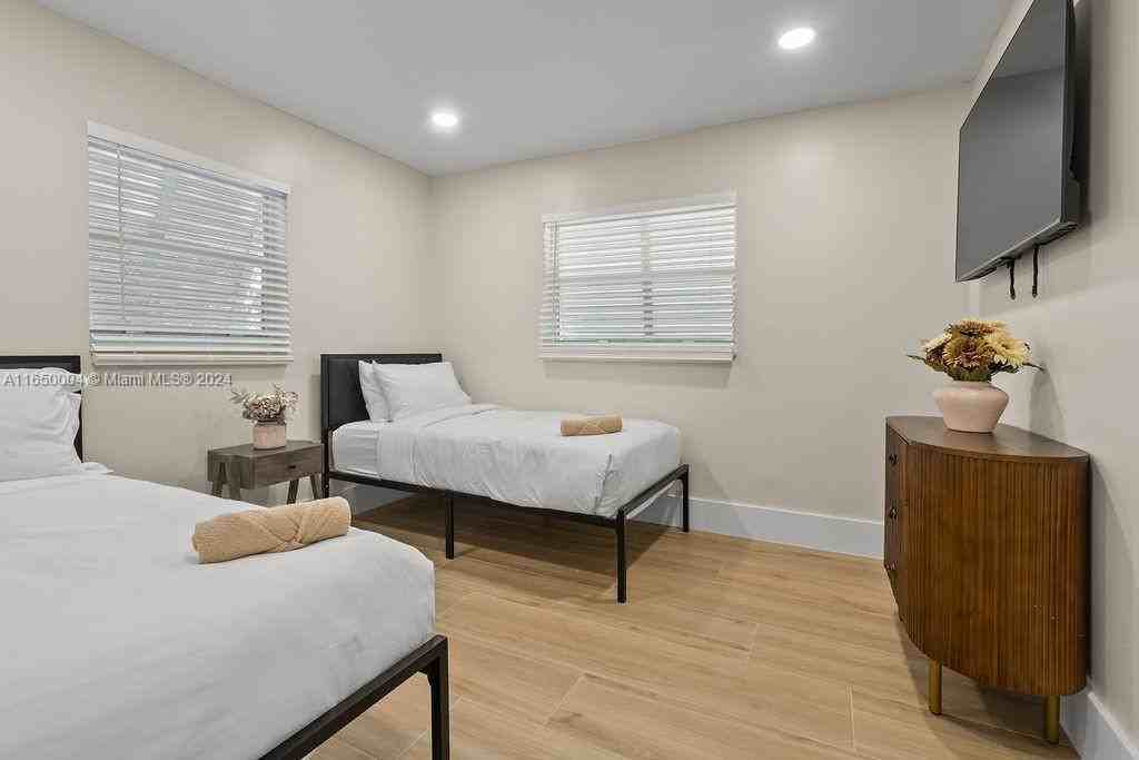 736 Prosperity Farms Rd - Photo 4 of 33