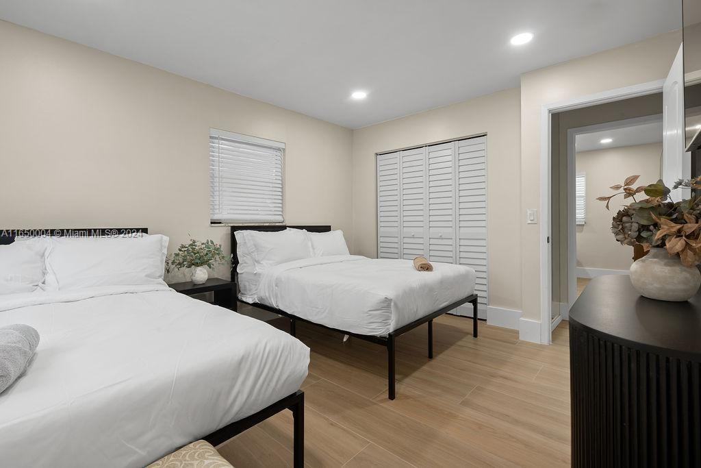 736 Prosperity Farms Rd - Photo 5 of 33