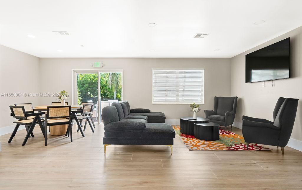 736 Prosperity Farms Rd - Photo 6 of 33