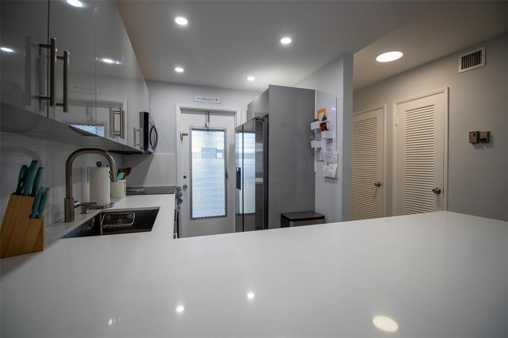 400 Se 10th St #1 - Photo 2 of 28