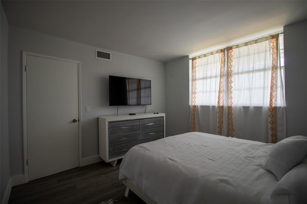 400 Southeast 10th Street #1 - Photo 7 of 28