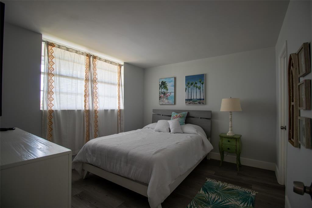 400 Southeast 10th Street #1 - Photo 5 of 28