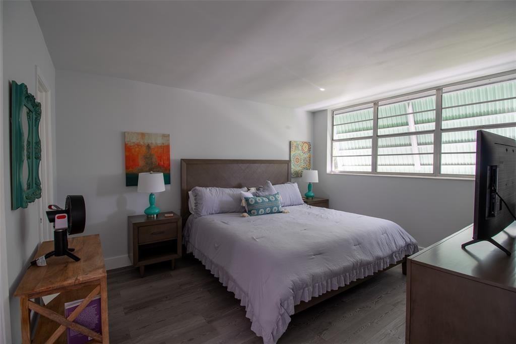 400 Southeast 10th Street #1 - Photo 4 of 28