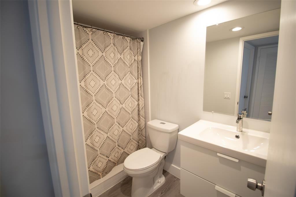 400 Se 10th St #1 - Photo 4 of 28