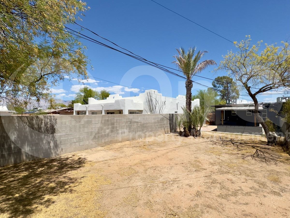 919 N Columbus Blvd #3 - Photo 2 of 16