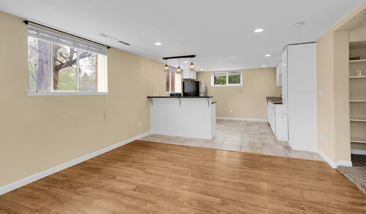 5454 S Elmwood St - Photo 5 of 38