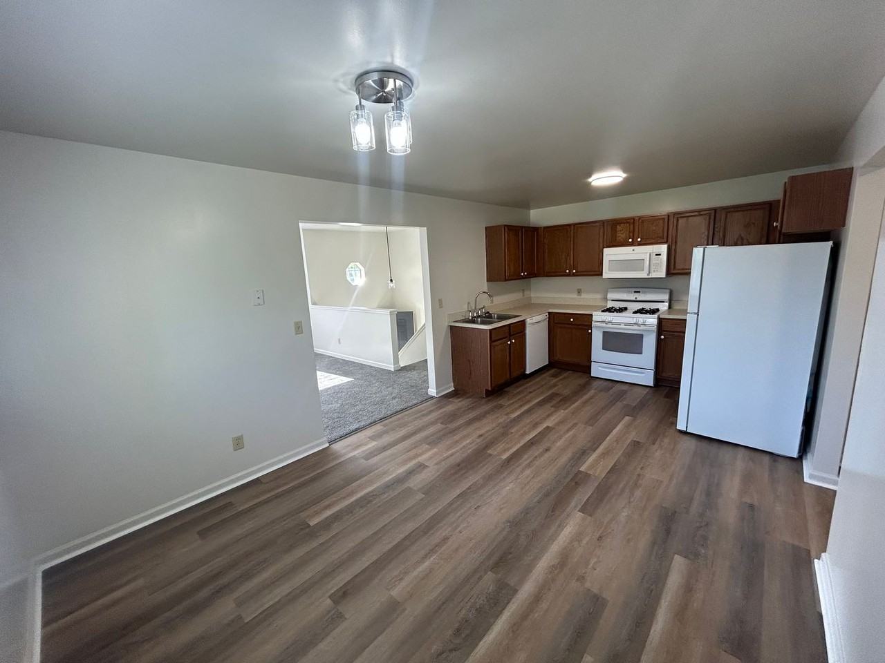 127 Jeffrey St - Photo 3 of 18