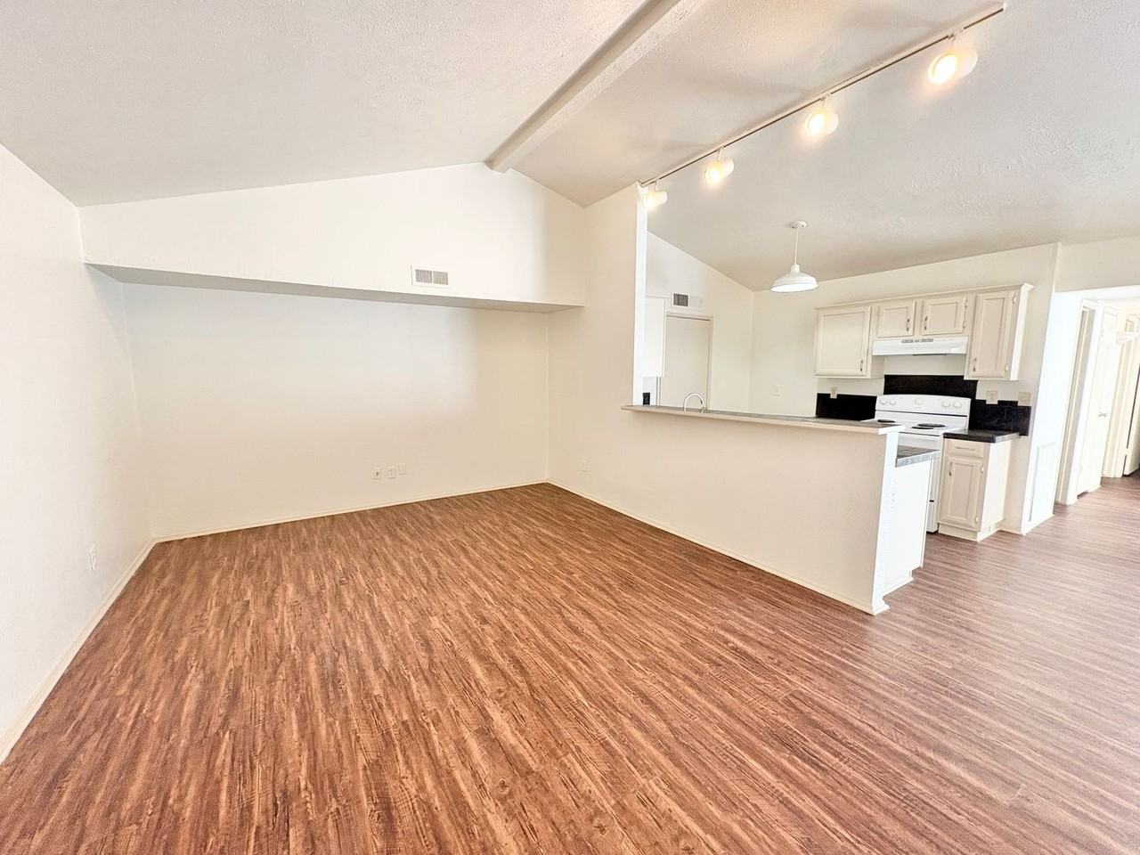658 Stonehenge Dr - Photo 2 of 16