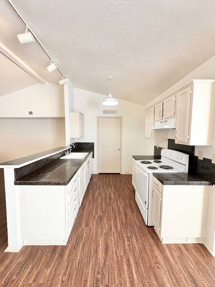 658 Stonehenge Dr - Photo 5 of 16