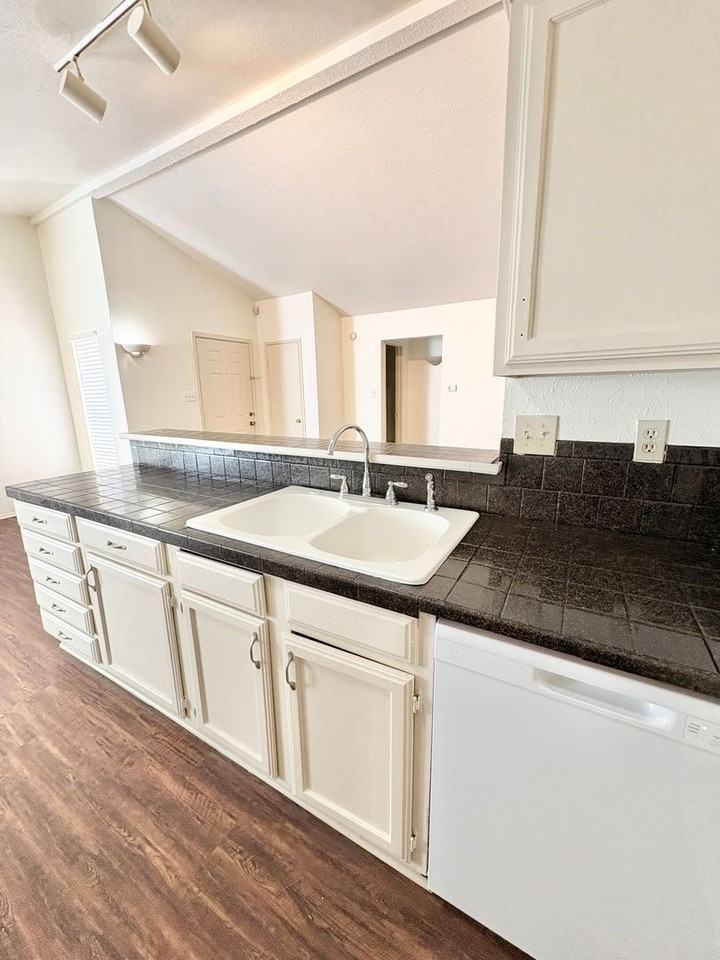 658 Stonehenge Dr - Photo 6 of 16