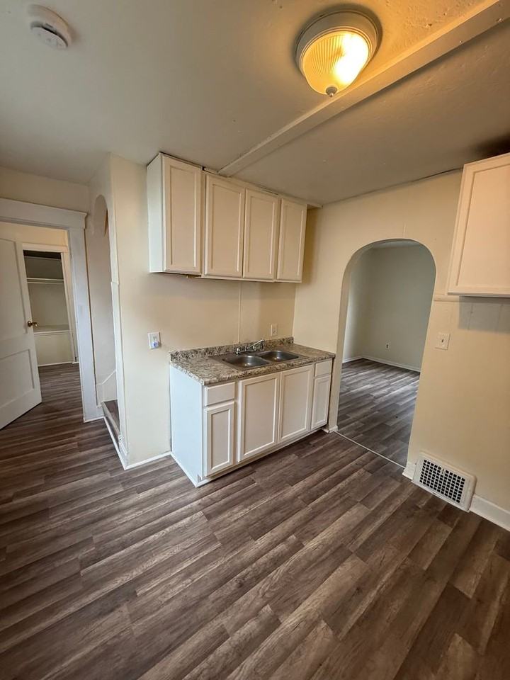 1948 Long Ave - Photo 3 of 17