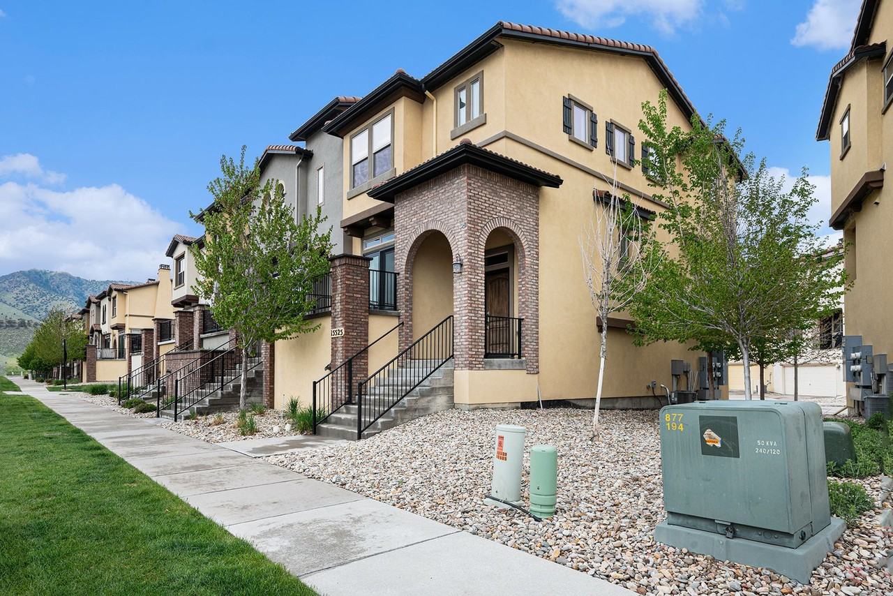 15525 W Washburn Ave - Photo 2 of 23