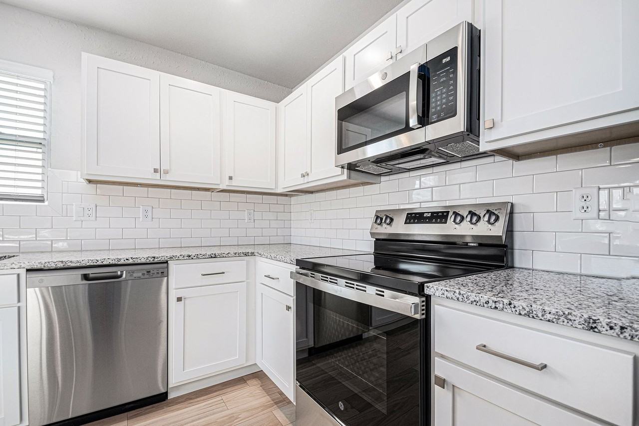 1621 Kennedy - Photo 2 of 19