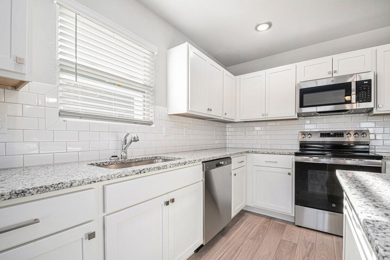 1621 Kennedy - Photo 3 of 19