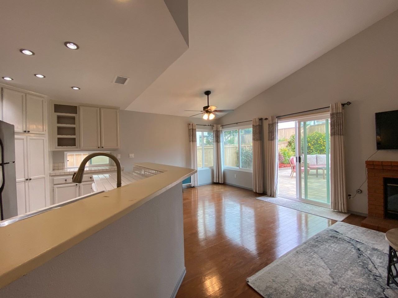 1559 Harbor Dr - Photo 6 of 33