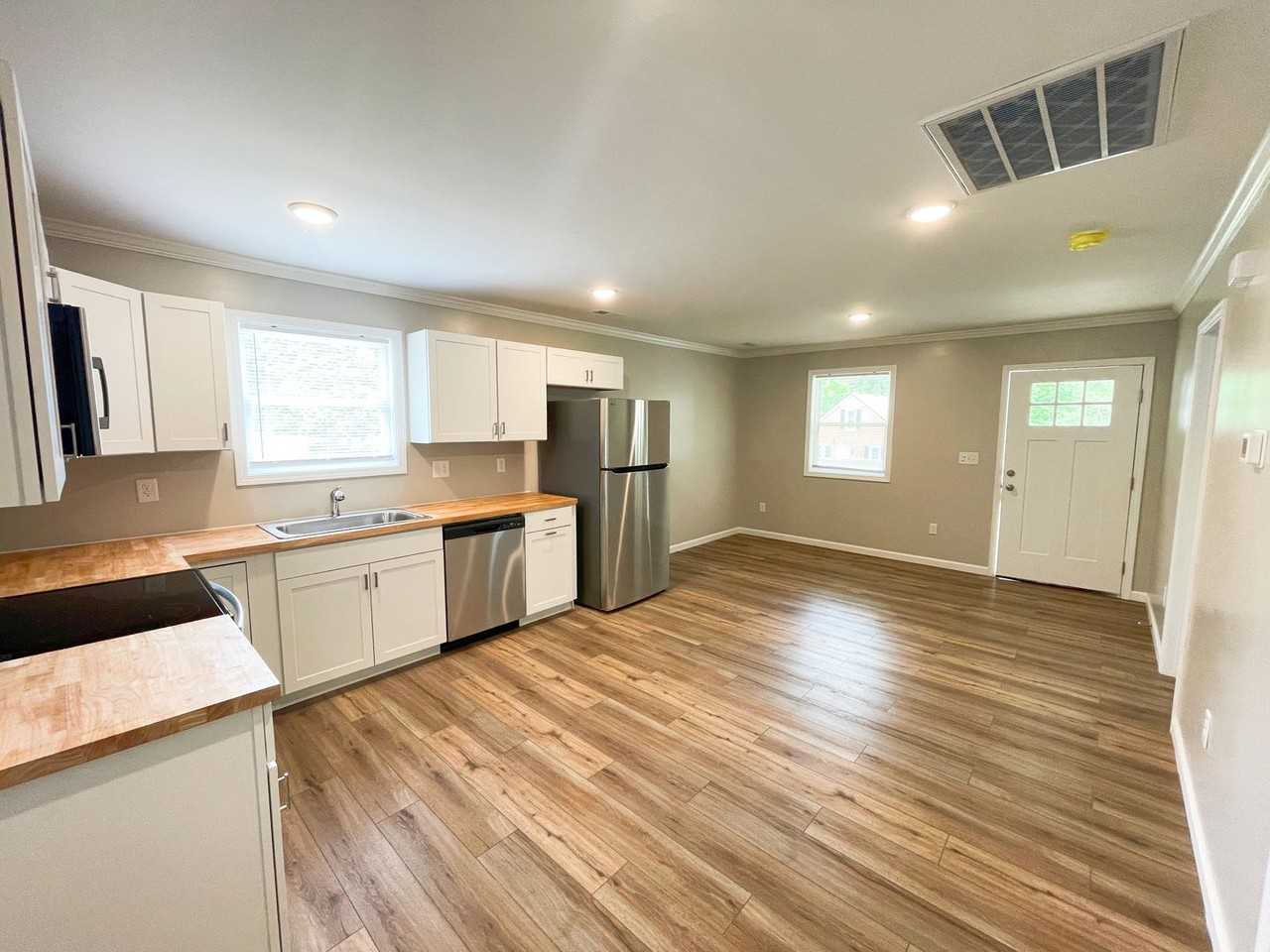 1104 12th St - Photo 2 of 7