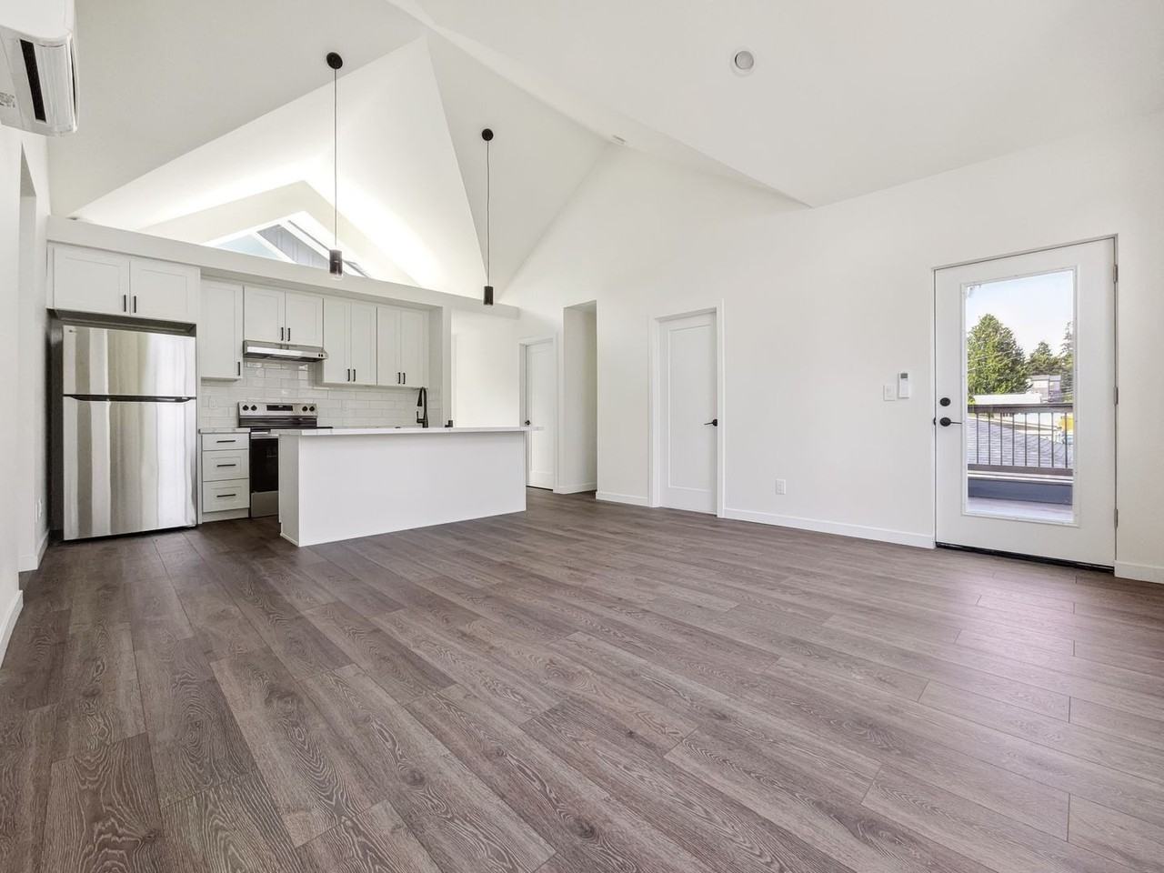 3608 49th Ave Sw - Photo 4 of 12
