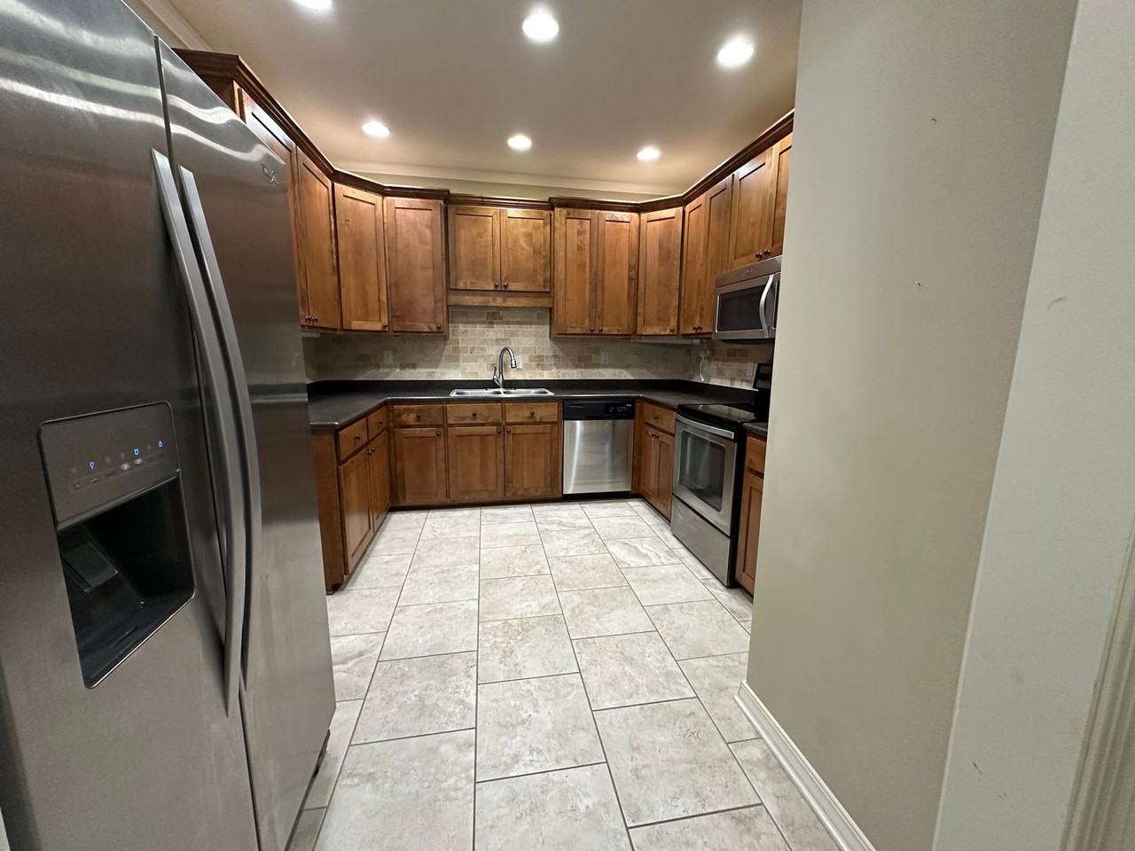 221 W Cobblestone Ct - Photo 3 of 15