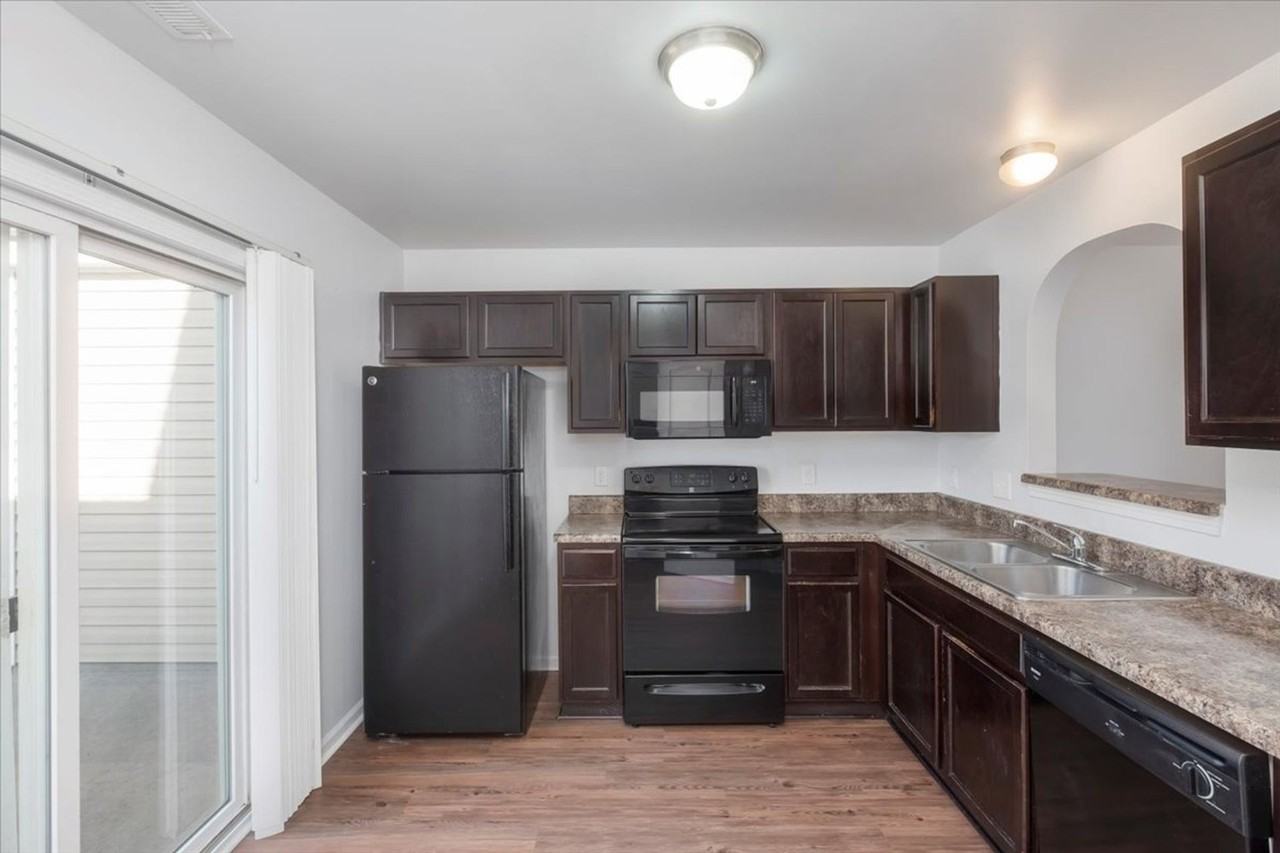 Kingsley Luxury Townhomes - Photo 6 of 12