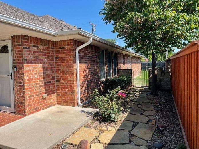 2513 Sw E Ave #A - Photo 2 of 20