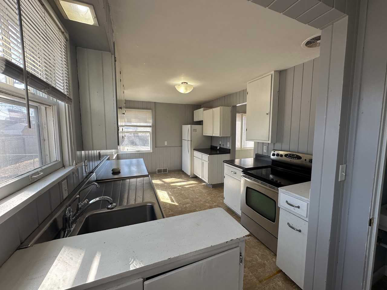 1403 S Duluth Avenue - Photo 2 of 10