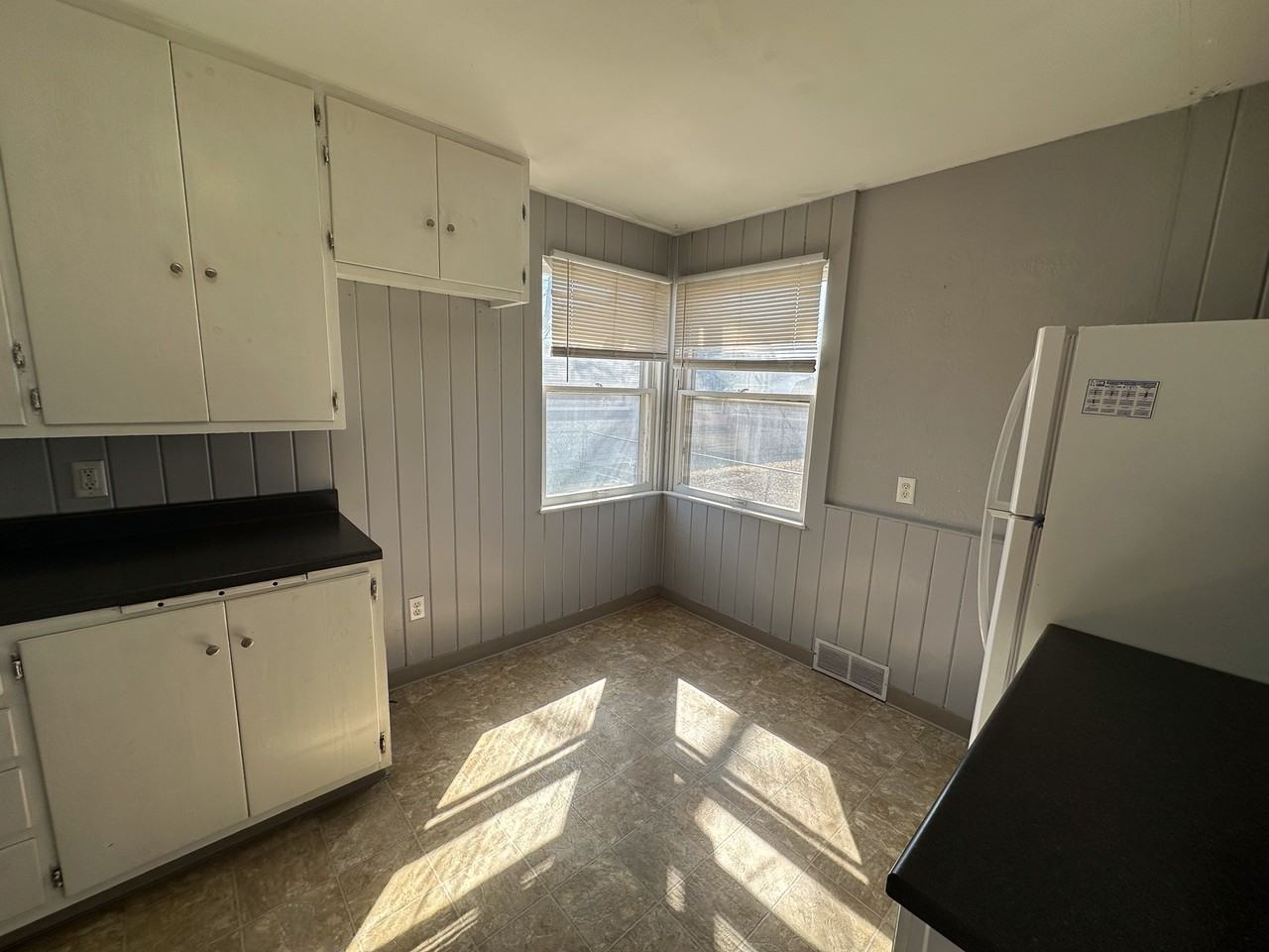 1403 S Duluth Avenue - Photo 3 of 10