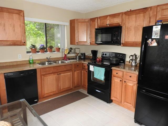 5720 Coach House Circle #E E - Photo 3 of 5