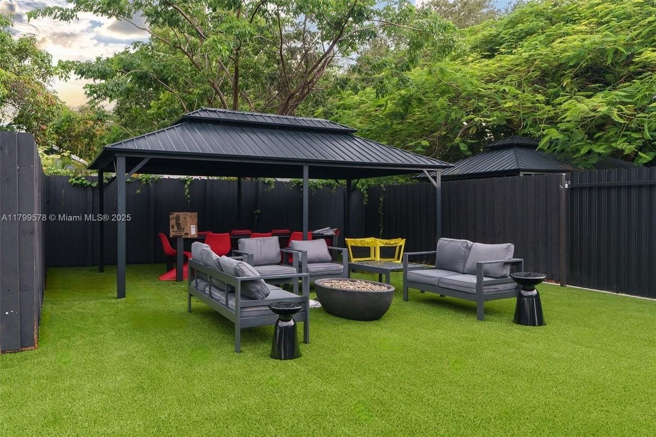 410 Nw 52nd St #410 - Photo 3 of 43