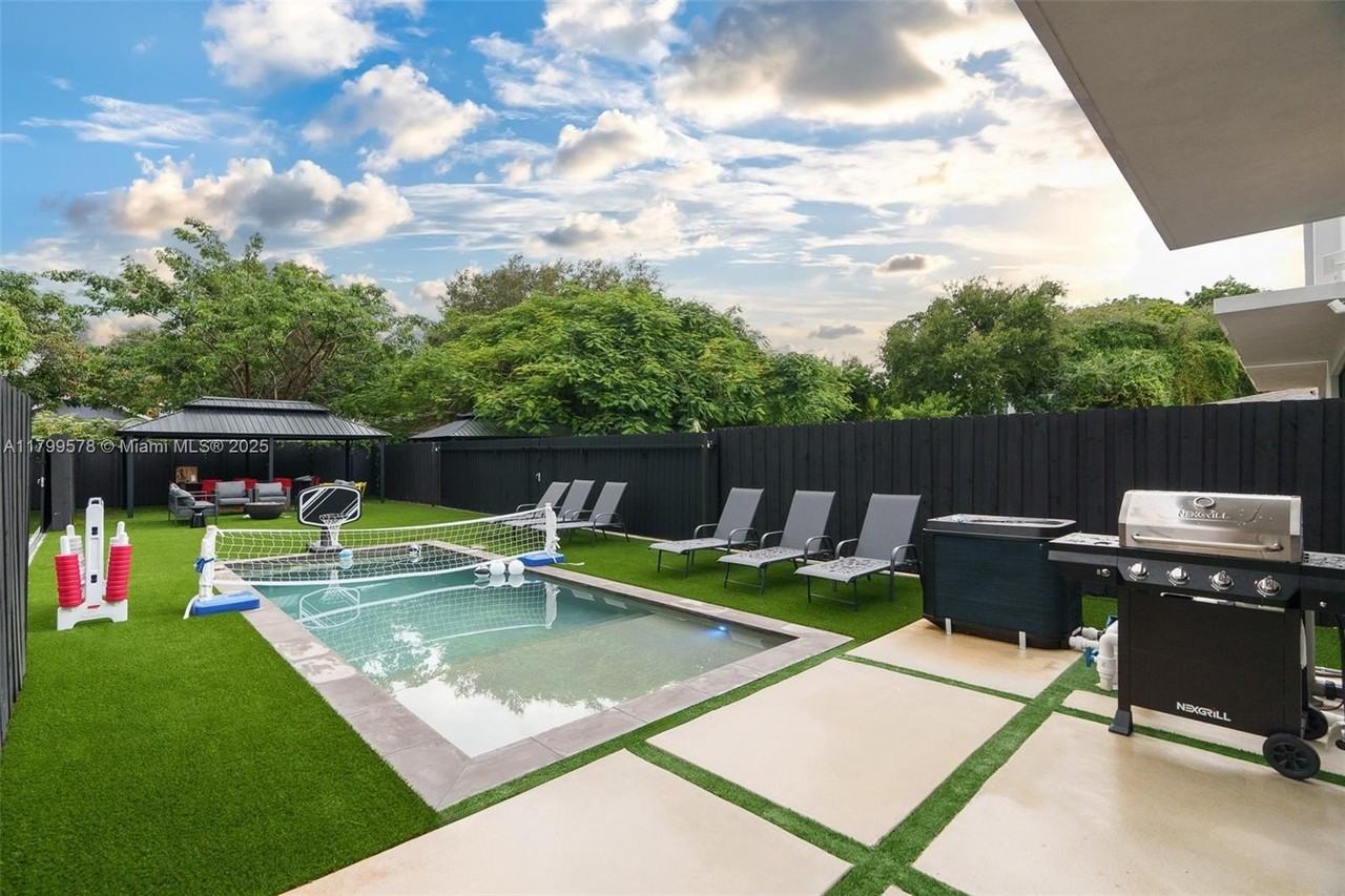 410 Nw 52nd St #410 - Photo 5 of 43