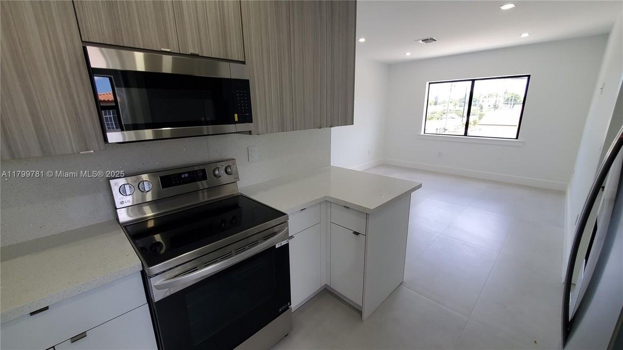 6201 Sw 22nd St #2 - Photo 5 of 31