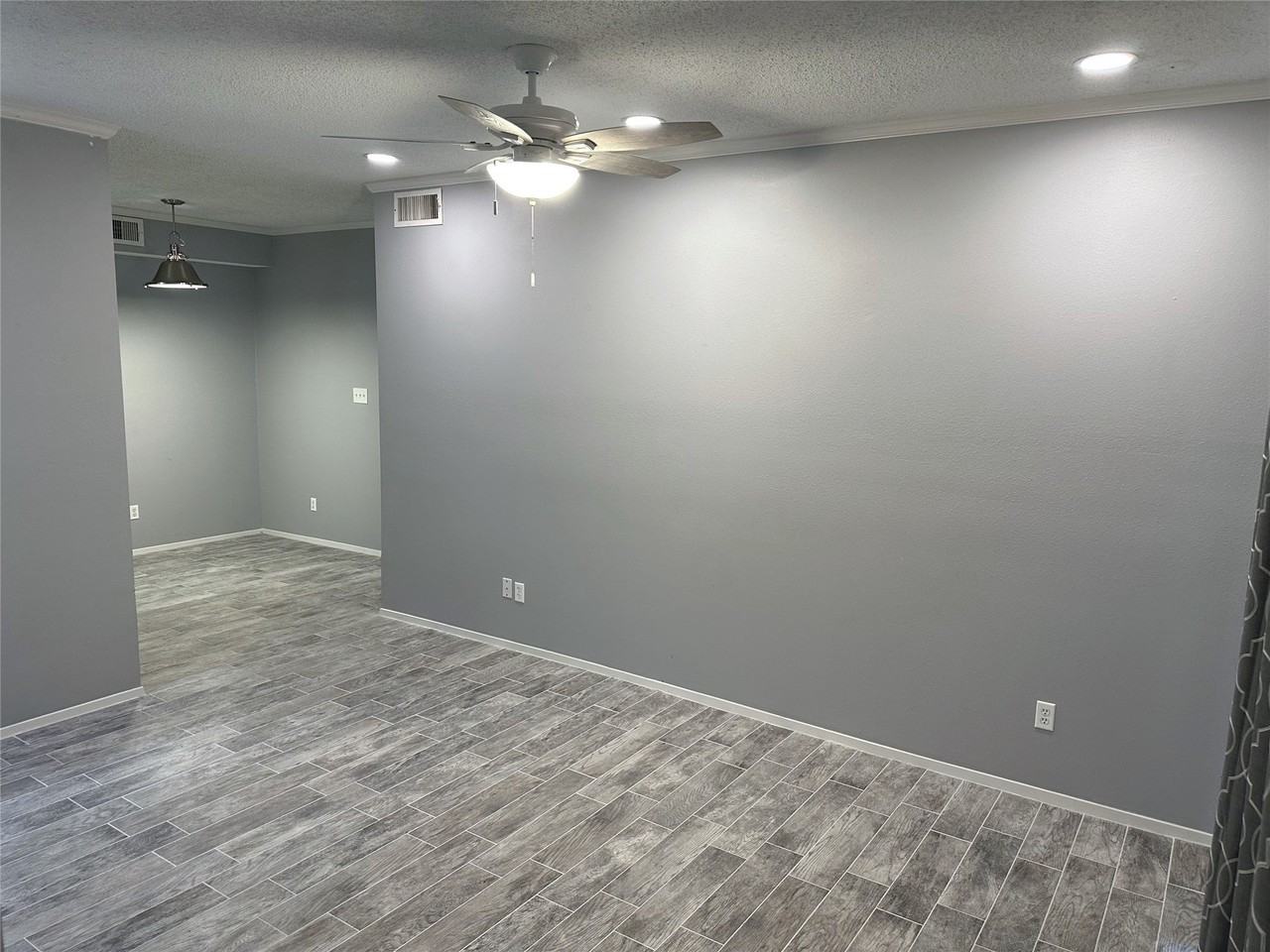 7037 N Holiday Dr - Photo 2 of 22