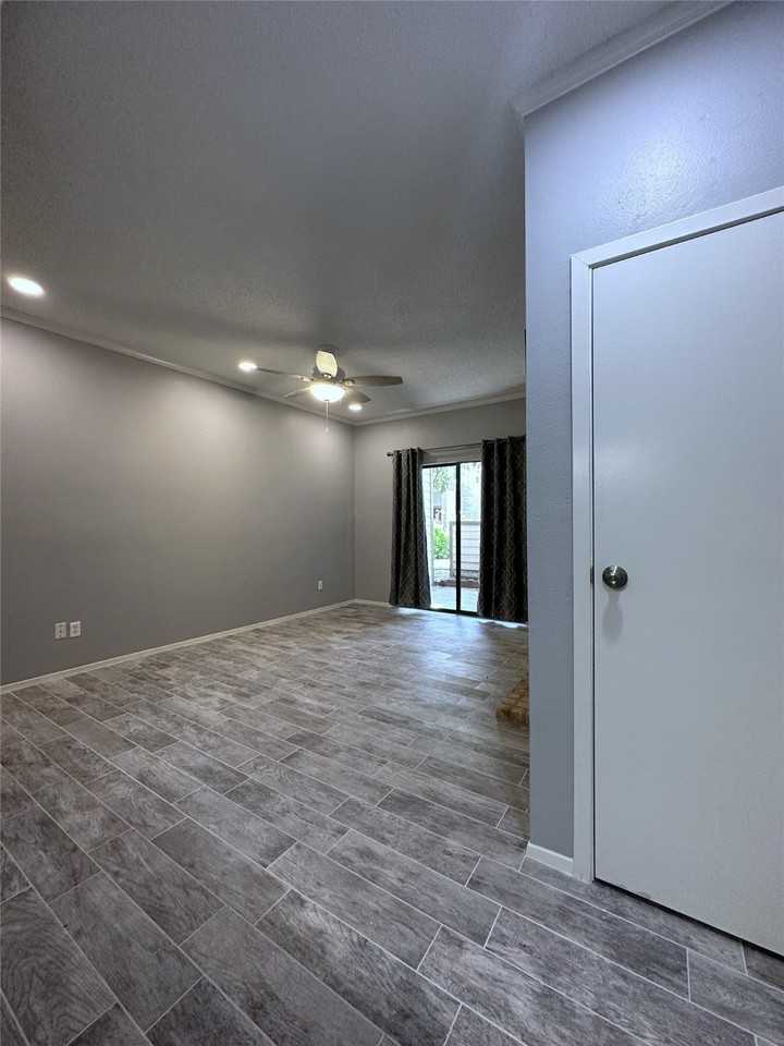 7037 N Holiday Dr - Photo 5 of 22