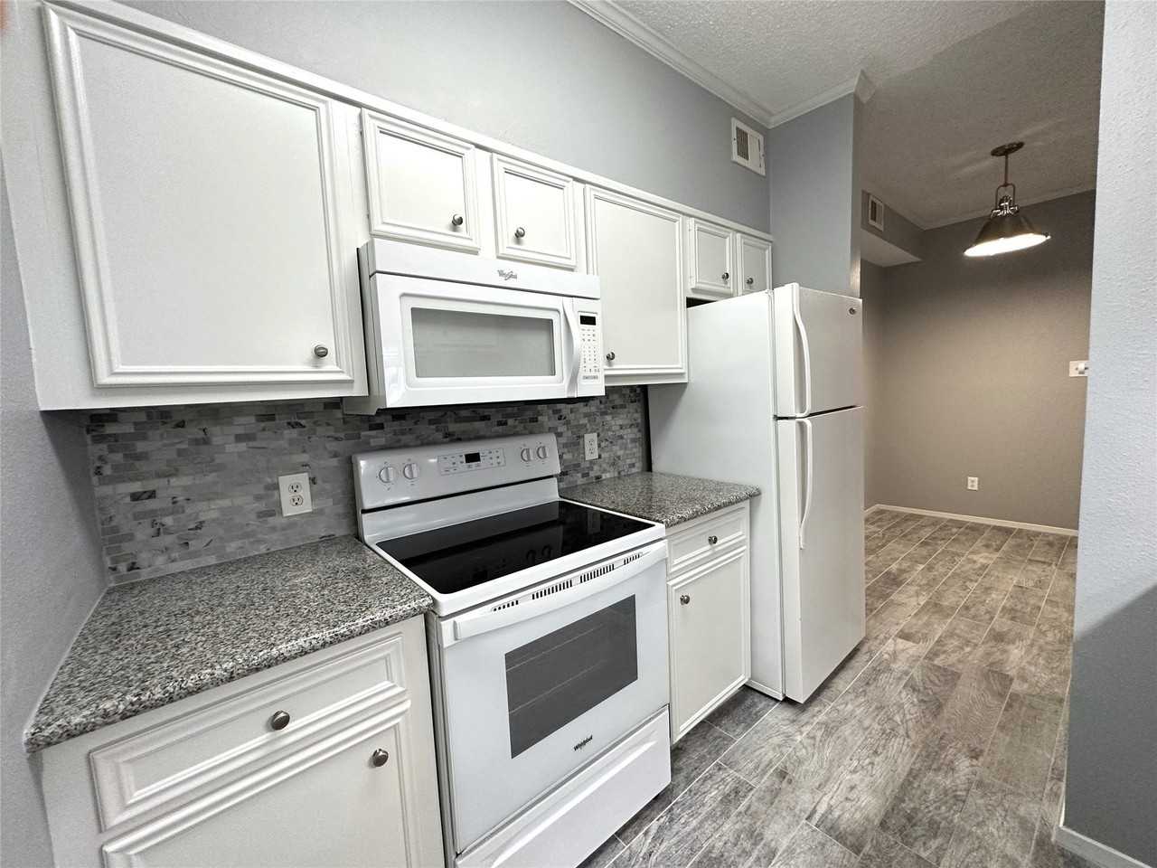 7037 N Holiday Dr - Photo 6 of 22