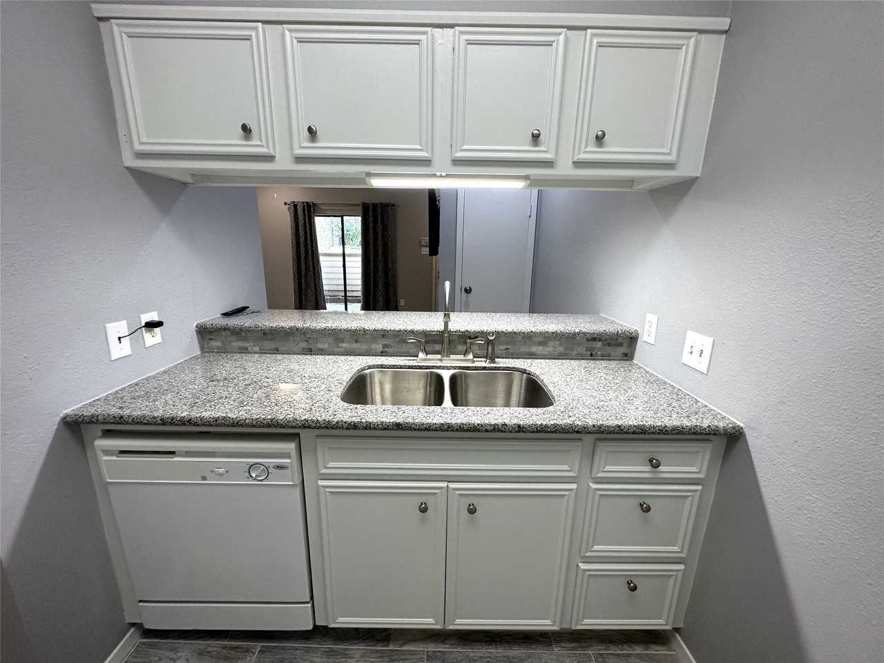 7037 N Holiday Dr - Photo 7 of 22