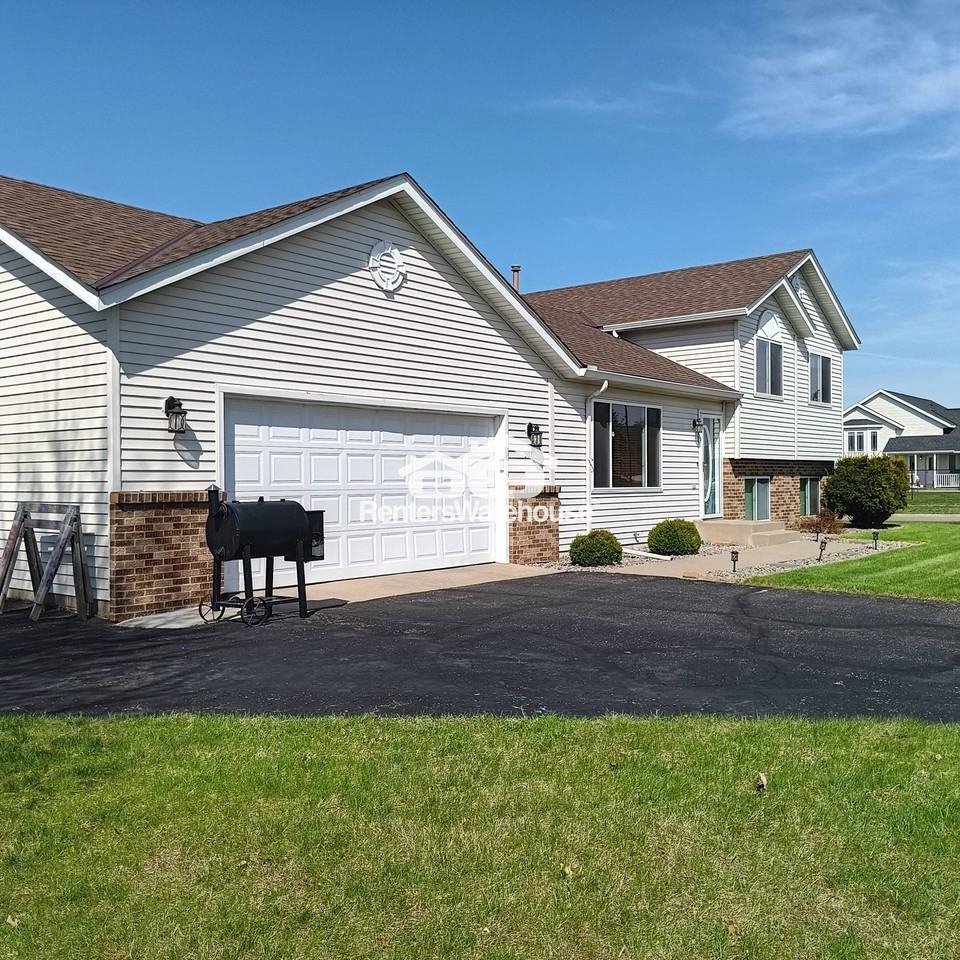 507 Gumtree St Ne - Photo 2 of 43