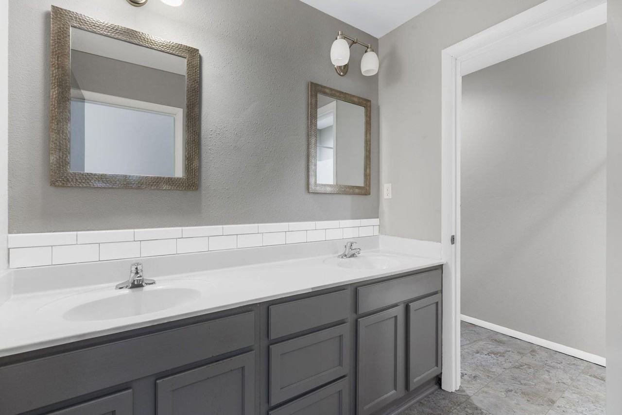 Parkway Townhomes - Photo 7 of 23