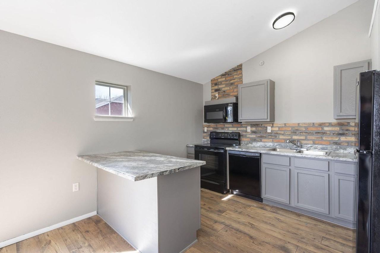 Parkway Townhomes - Photo 4 of 22