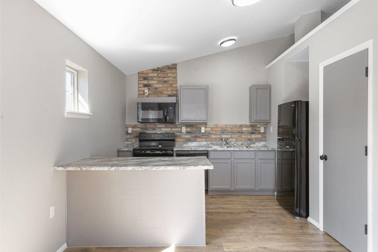 Parkway Townhomes - Photo 3 of 22