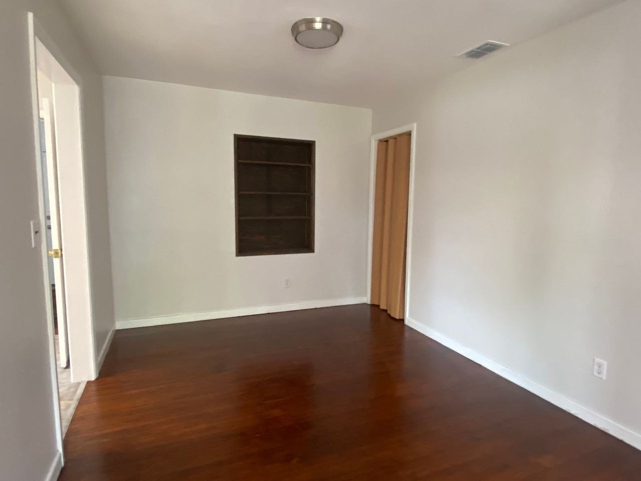 1128 N Vermont Ave - Photo 4 of 8