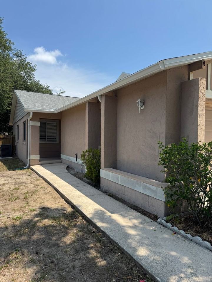 7102 Harbor Heights Cir - Photo 3 of 30