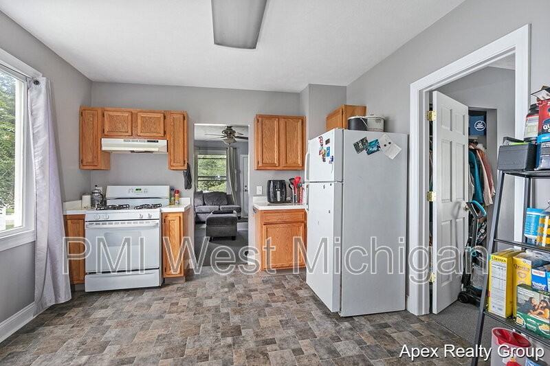 1530 Quarry Ave Nw #1 - Photo 5 of 13
