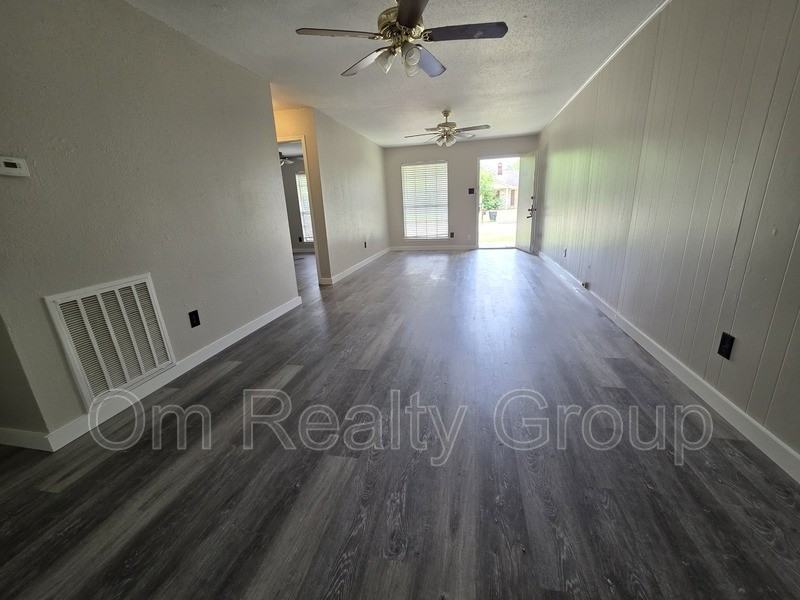 12740 Shannon Hills Dr - Photo 2 of 11