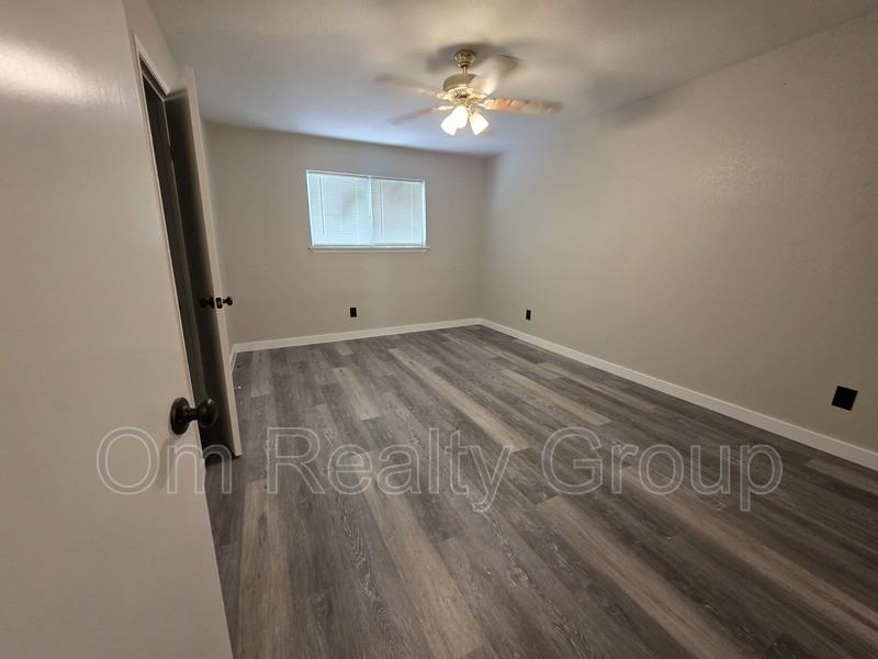 12740 Shannon Hills Dr - Photo 4 of 11