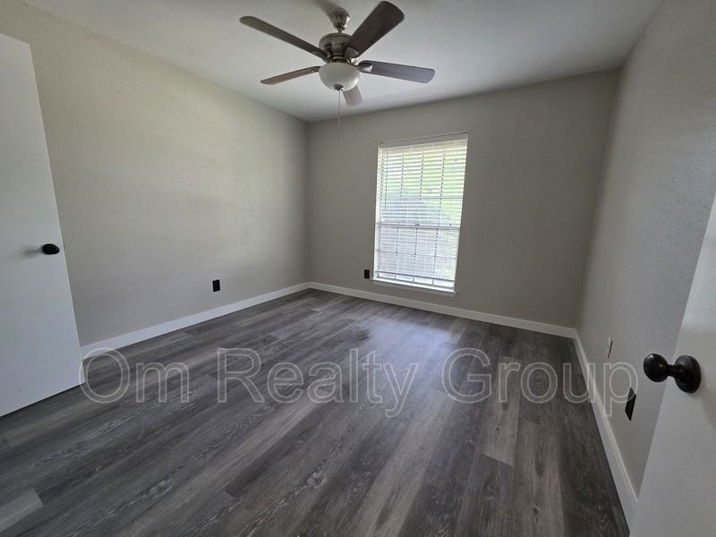 12740 Shannon Hills Dr - Photo 5 of 11