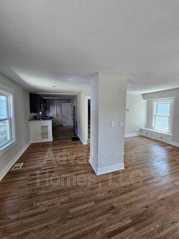 4619 Bell St - Photo 4 of 30