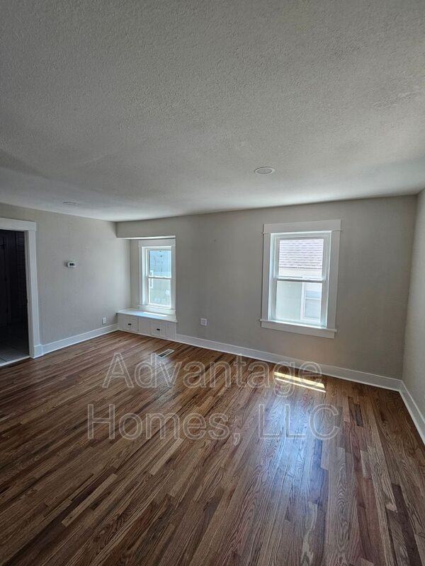 4619 Bell St - Photo 5 of 30
