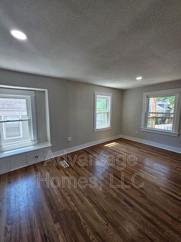 4619 Bell St - Photo 6 of 30