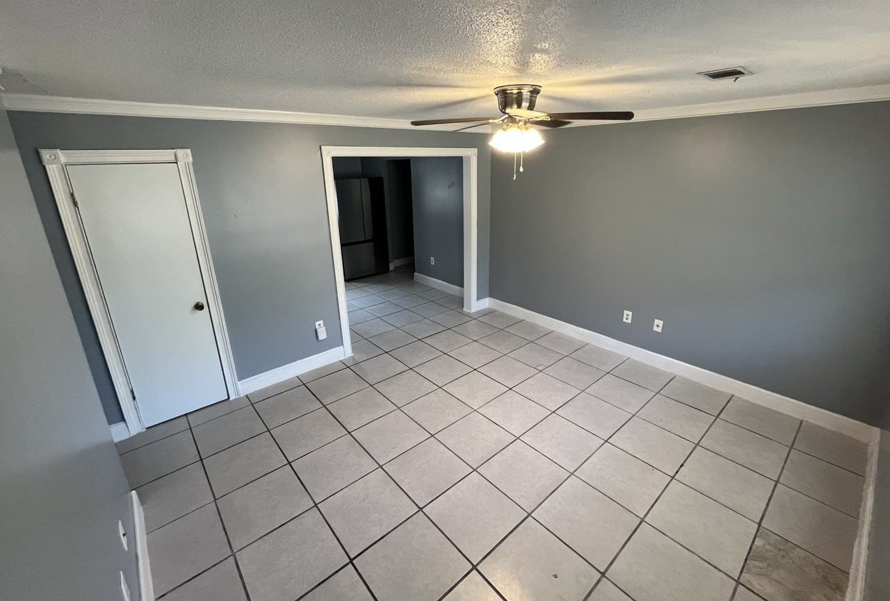 480 Elm St - Photo 3 of 9