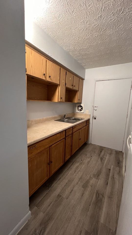 905 Thomas St - Photo 3 of 7