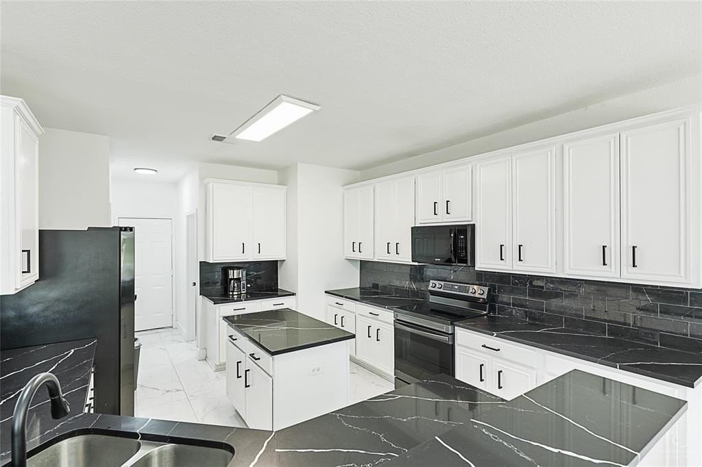 3805 Overlook Ct - Photo 6 of 29